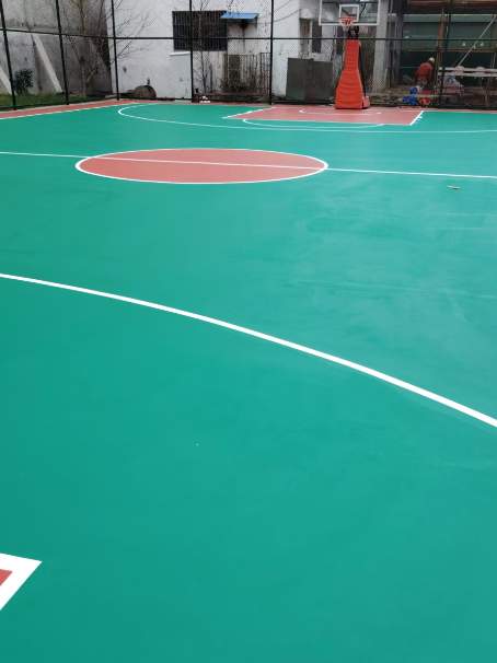 富川 球场长期使用易出现地面开裂